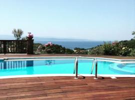 Luxury Villa Nefeli in Skiathos featuring an Exclusive Private Pool Oasis, hotel com estacionamento em Troulos