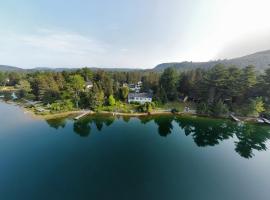 Water front Golden Lake cottage - Calm and peaceful, hotel a Val-David