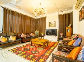 Opulent Antique 6BR Independent Villa in Gurugram, hotel en Gurgaon