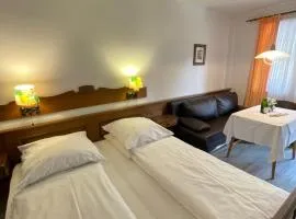 FeWo 36 - Appartement im Rottalblick - Rustikal & Urig wohnen, mit Bademantelgang zur Therme, TV, Doppelbett, Schlafsofa, Balkon und persönlichem Gästeempfang von Astarte Estate