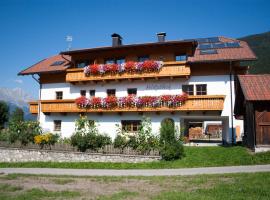 Hölzlhof Apartments, hotel u gradu 'Rasun di Sopra'