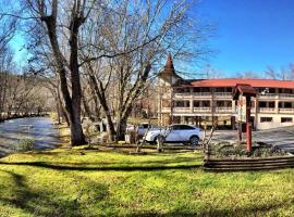 Riverbend Motel & Cabins, motel en Helen