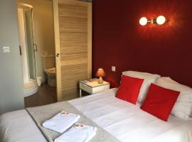 Cafe Hotel du Theatre: Dinan şehrinde bir otel