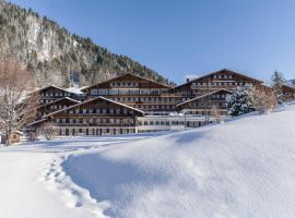 HUUS Gstaad, hotel a Gstaad