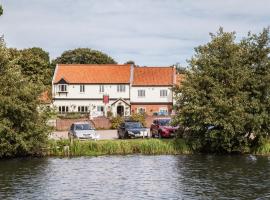 Wayford Bridge Inn Hotel, hytte i Stalham