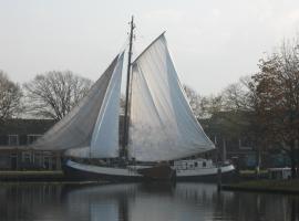 Zeilschip De Vrouw Dina โรงแรมในเลเดน