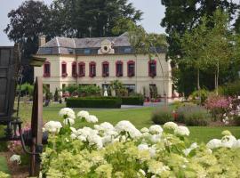 Le Domaine des Fagnes, hotel met zwembaden in Sains-du-Nord