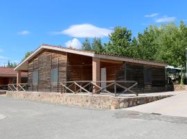 Hostal - Bungalows Camping Cáceres, hotel di Cáceres