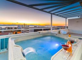 Sunset Penthouse Apartment with Jacuzzi and Seaview, hotell i Zadar