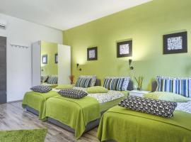 Top Center Rooms & Studio, hotel u Puli