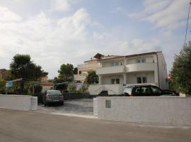 Apartments Gabrijel، فندق في فوديس