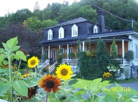 Auberge du Sault-à-la-Puce, hotel ramah hewan peliharaan di Chateau Richer