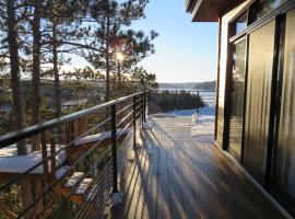 Gîte du Haut des Arbres, hotell med basseng i Saguenay