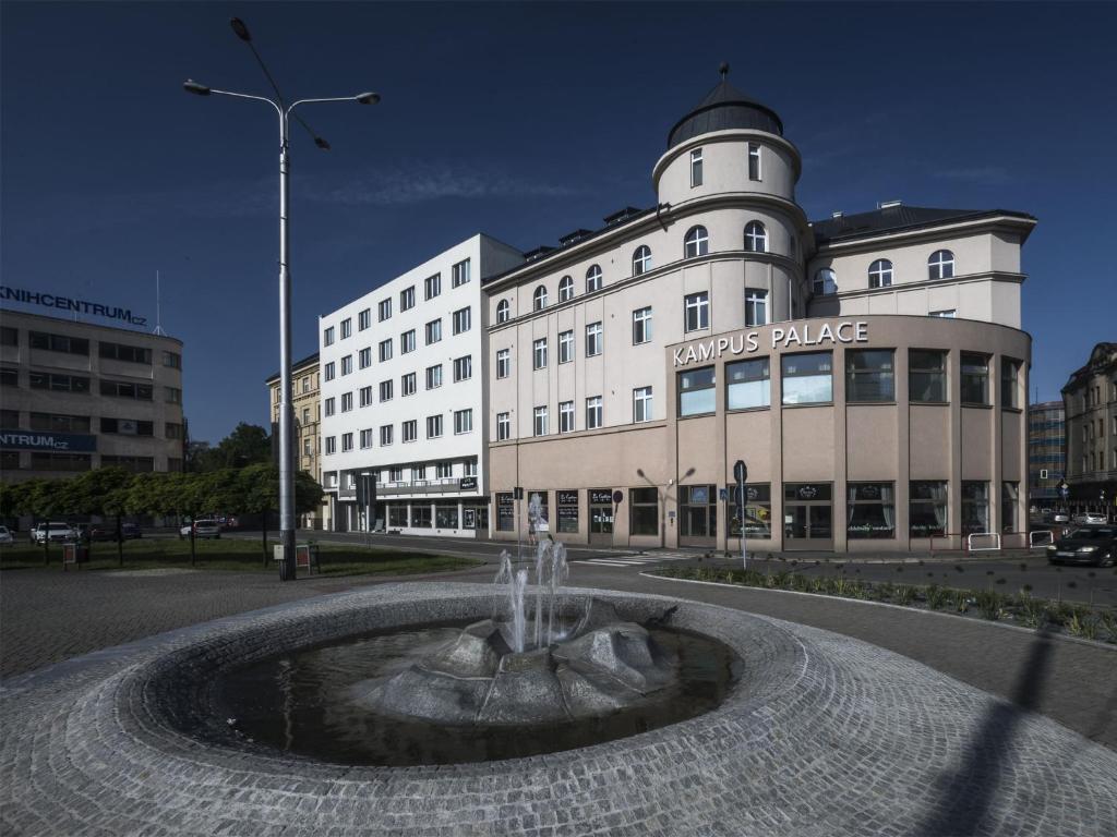 un edificio con una fontana di fronte a un edificio di Kampus Palace a Ostrava