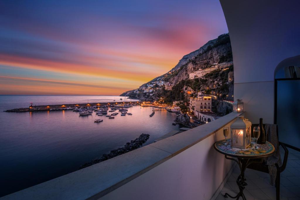 een uitzicht op een haven met boten in het water bij Vista d'Amalfi in Amalfi