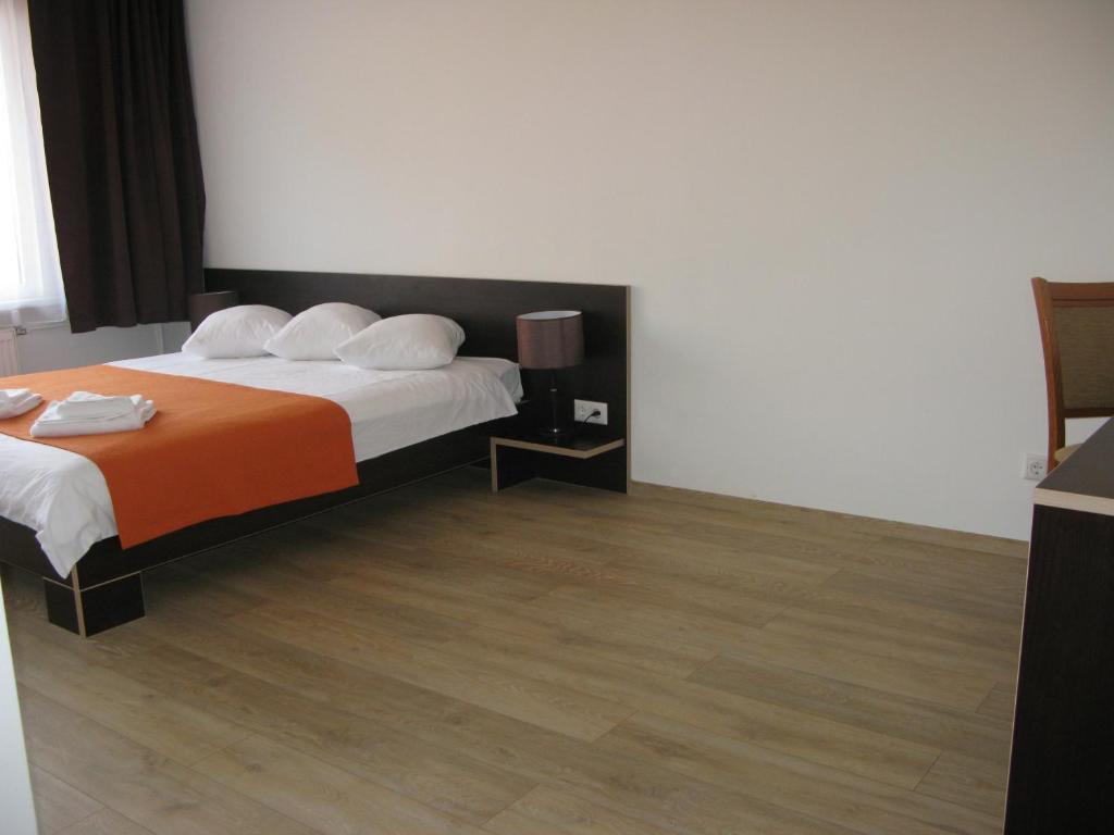 A bed or beds in a room at Hotel Dobele