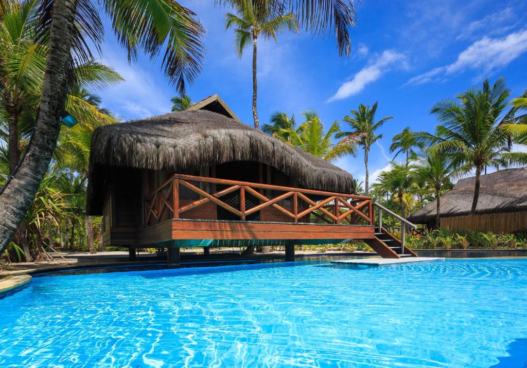 un resort con piscina e capanna di NANNAI Muro Alto a Porto De Galinhas