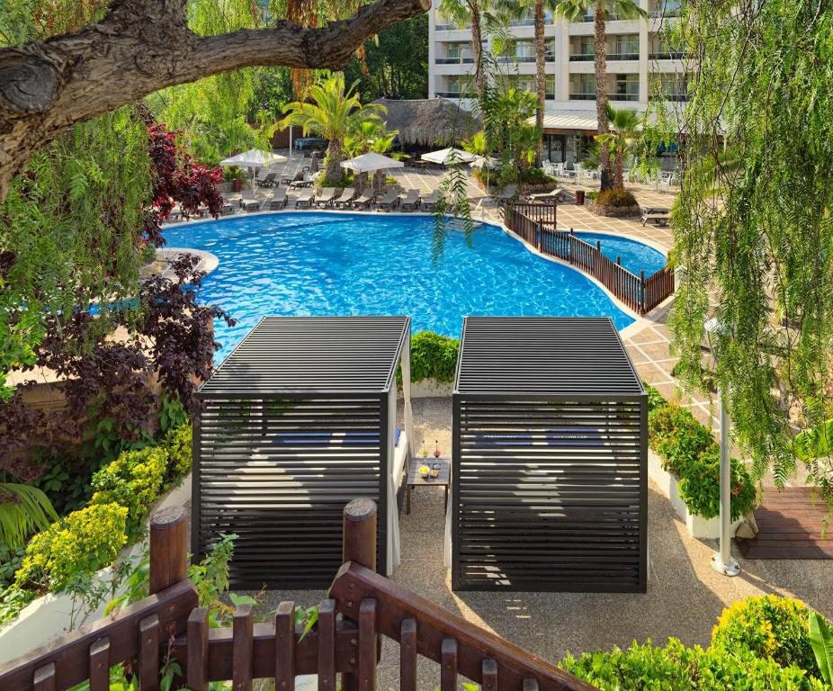 an overhead view of a swimming pool in a resort at H10 Salou Princess in Salou