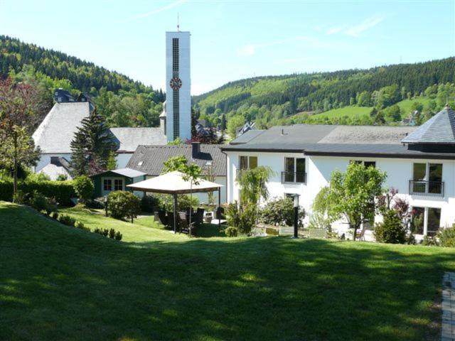 Vista generica sulle montagne o vista sulle montagne dall'interno dell'hotel