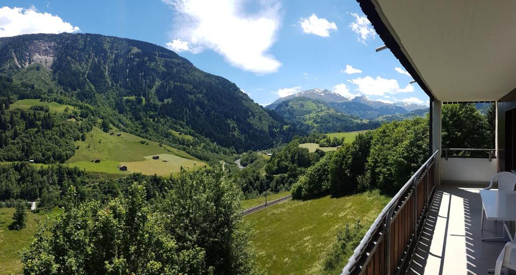 uma varanda de uma casa com vista para as montanhas em Apartment in Disentis em Disentis