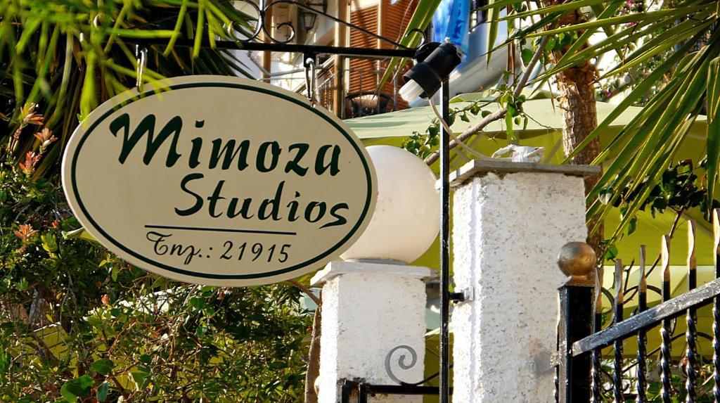 Sijil, anugerah, tanda atau dokumen lain yang dipamerkan di Mimoza Studios