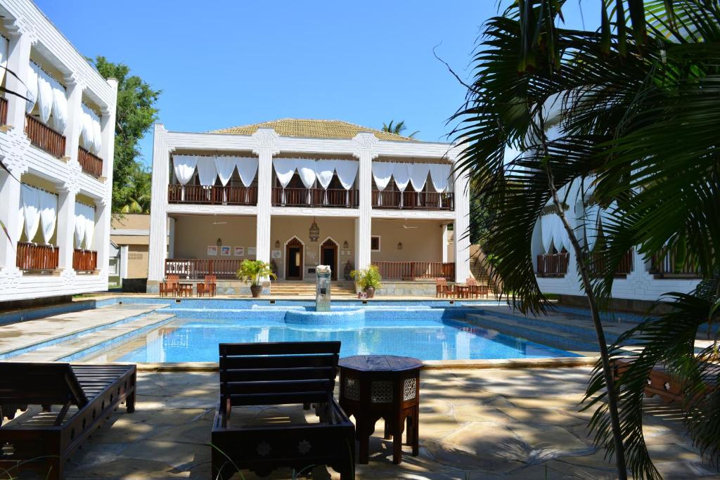 בריכת השחייה שנמצאת ב-Kilili Baharini Resort & Spa או באזור