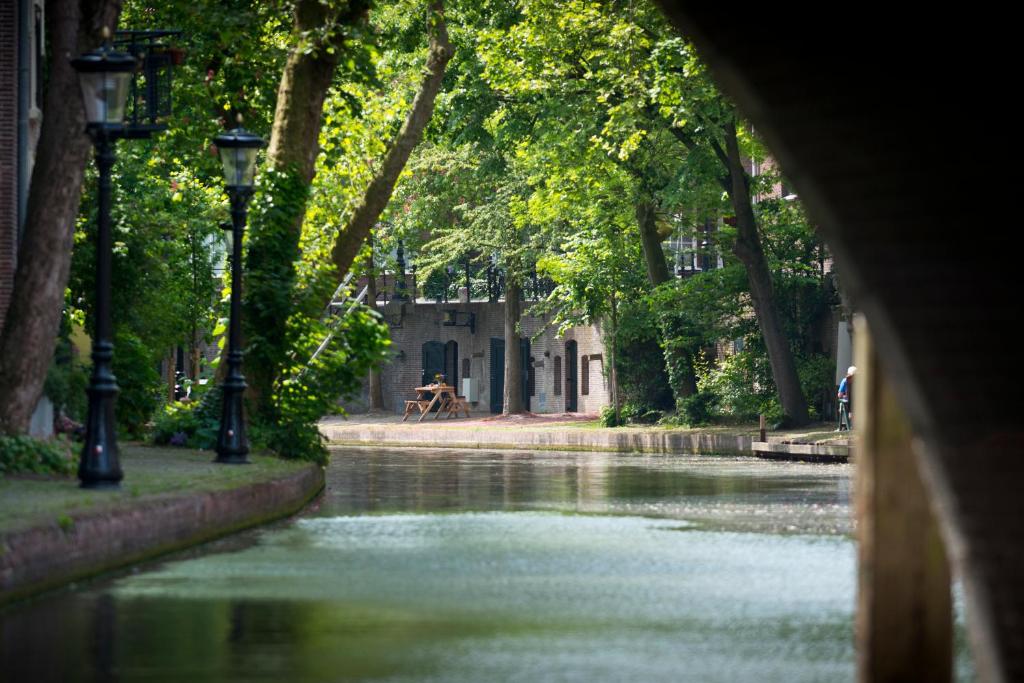 vistas a un río en un parque con árboles en Hotel Oudegracht, en Utrecht