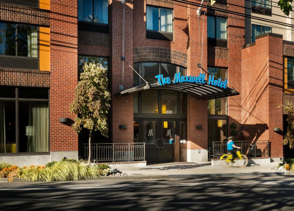 una persona montando una bicicleta delante de un edificio en Staypineapple, The Maxwell Hotel, Seattle Center Seattle, en Seattle