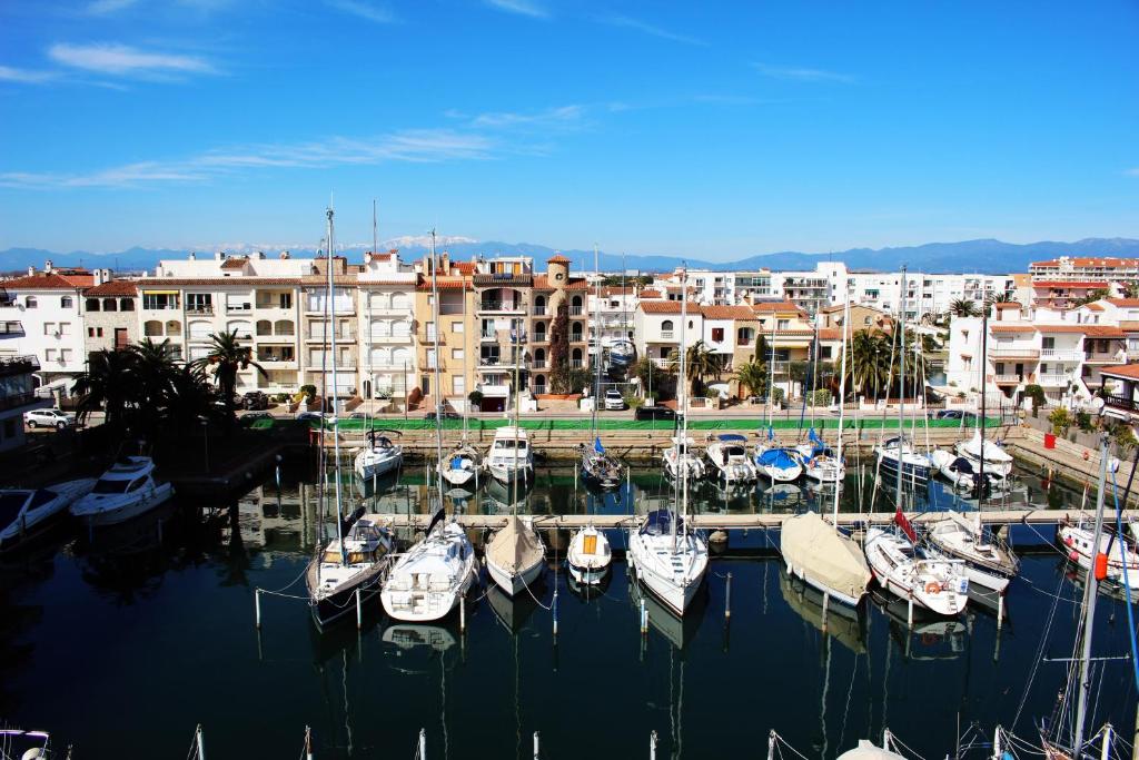 eine Gruppe von Booten liegt in einem Yachthafen vor Anker in der Unterkunft Apartamento Bahia I in Empuriabrava