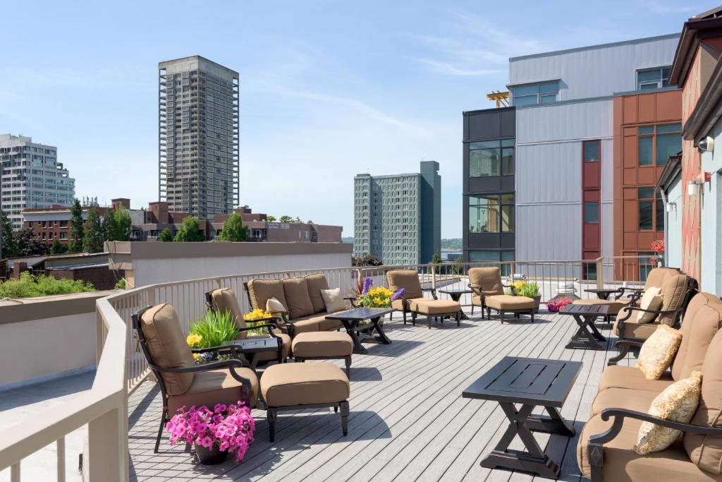 een dakterras met stoelen en tafels in een gebouw bij Belltown Inn in Seattle