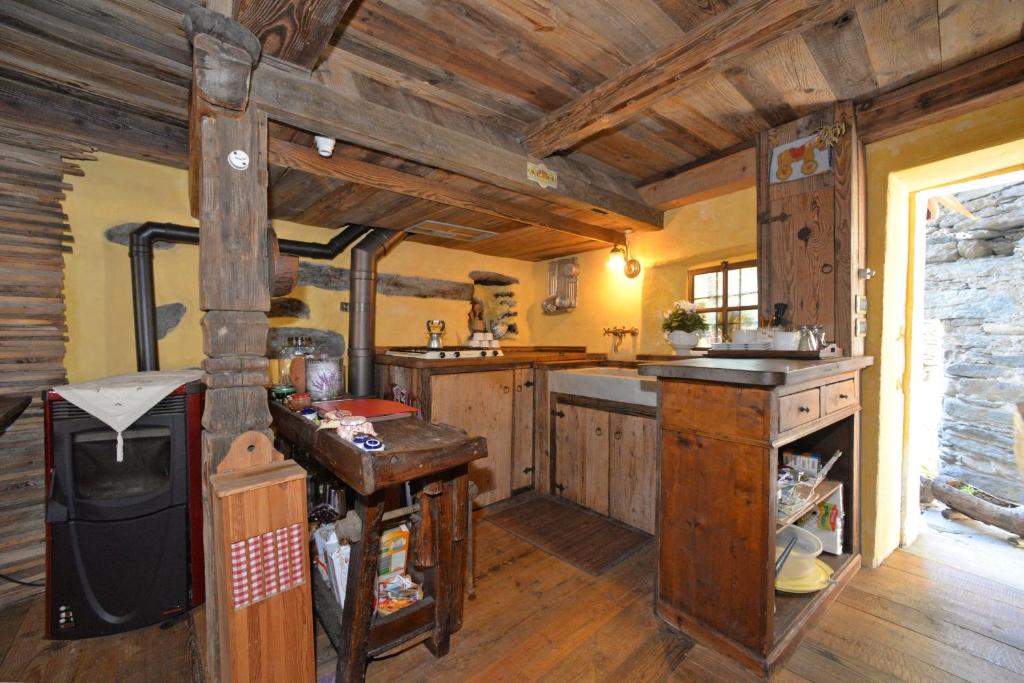 cocina grande con suelo y techo de madera en B&B Il Torchio, en Saint Vincent