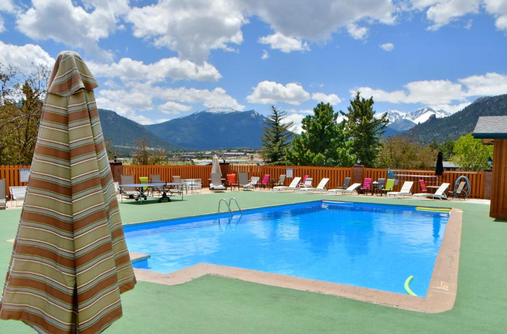 una piscina con montagne sullo sfondo di Murphy's Resort a Estes Park