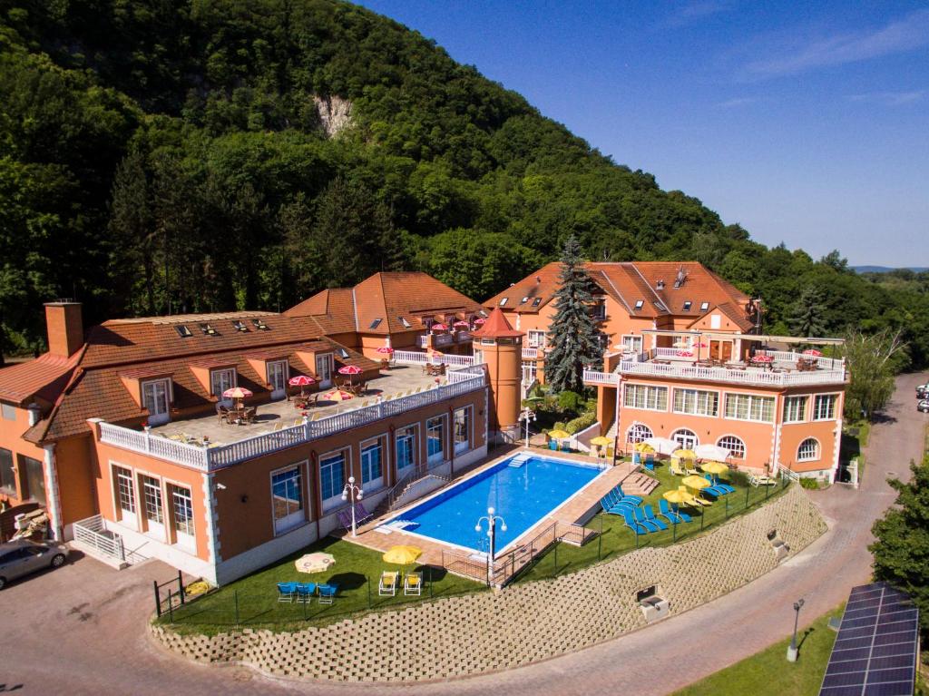 Hotel Bellevue Esztergom tesisinde veya buraya yakın yüzme havuzu