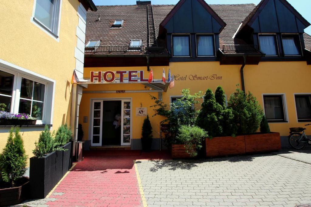 un hotel con un cartello sulla parte anteriore di Hotel Smart-Inn a Erlangen