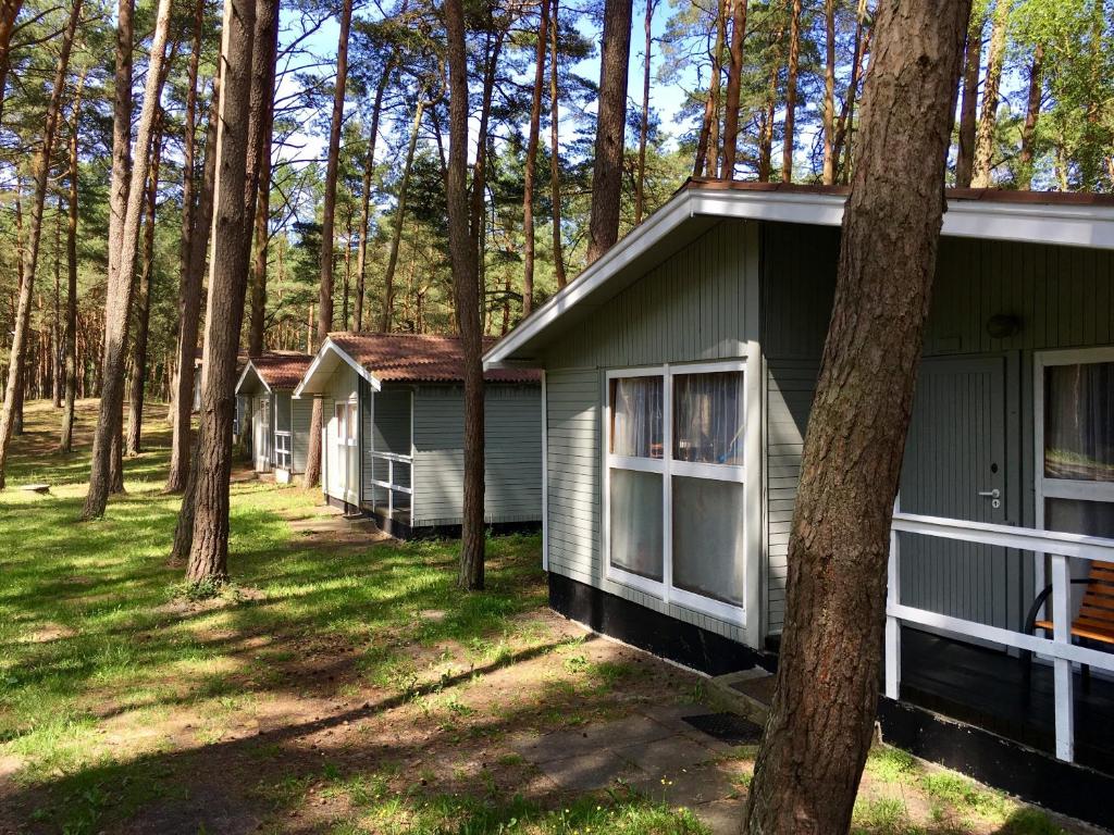 eine Reihe von Cottages im Wald in der Unterkunft Leśna Przystań in Pobierowo