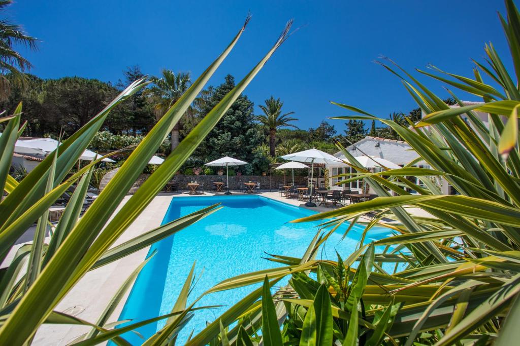 Piscina a La Bastide des Salins o a prop