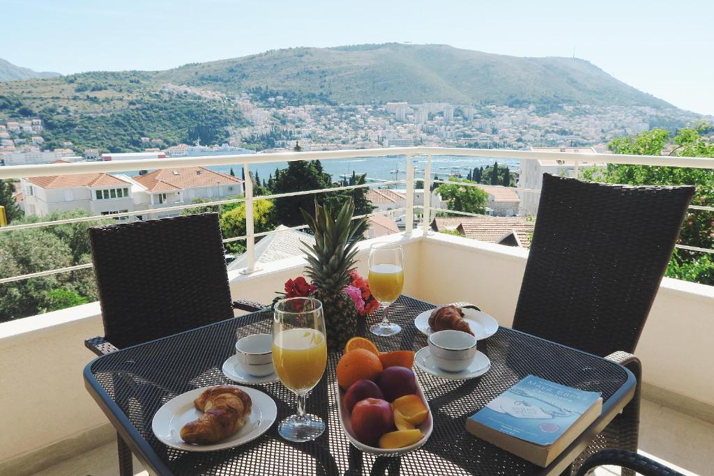 - une table avec de la nourriture et des boissons sur un balcon dans l'établissement Sweet Dream 2, à Dubrovnik