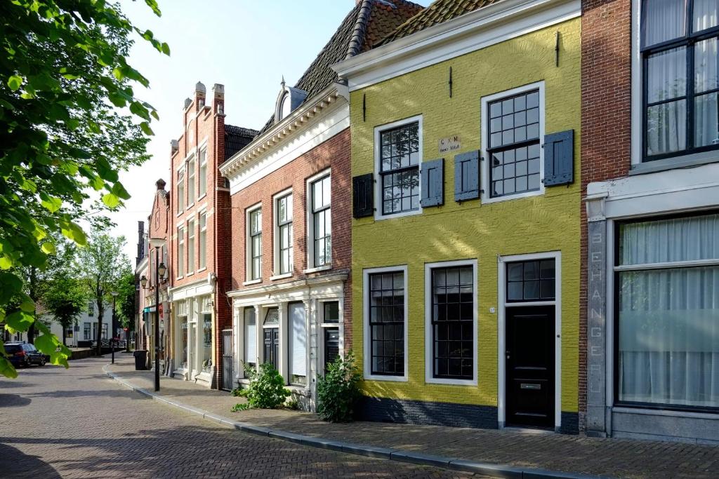 eine Reihe von Gebäuden in einer Stadtstraße in der Unterkunft Huisje aan de gracht in Franeker