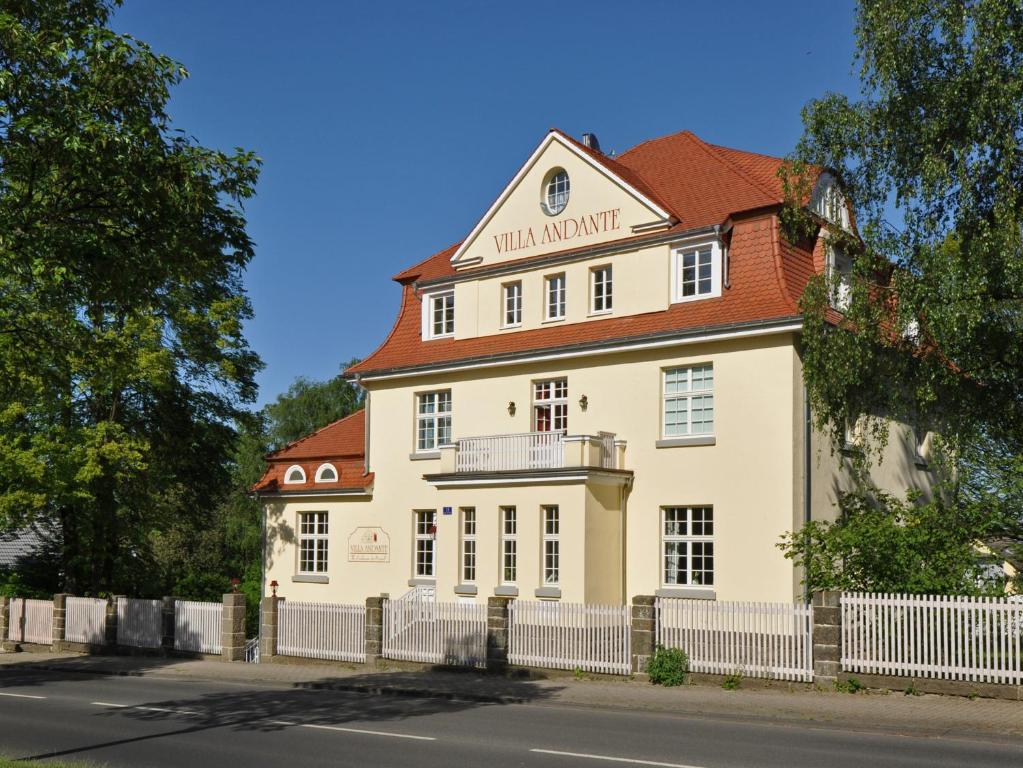 un grande edificio bianco con tetto rosso di Villa Andante Apartmenthotel a Kassel