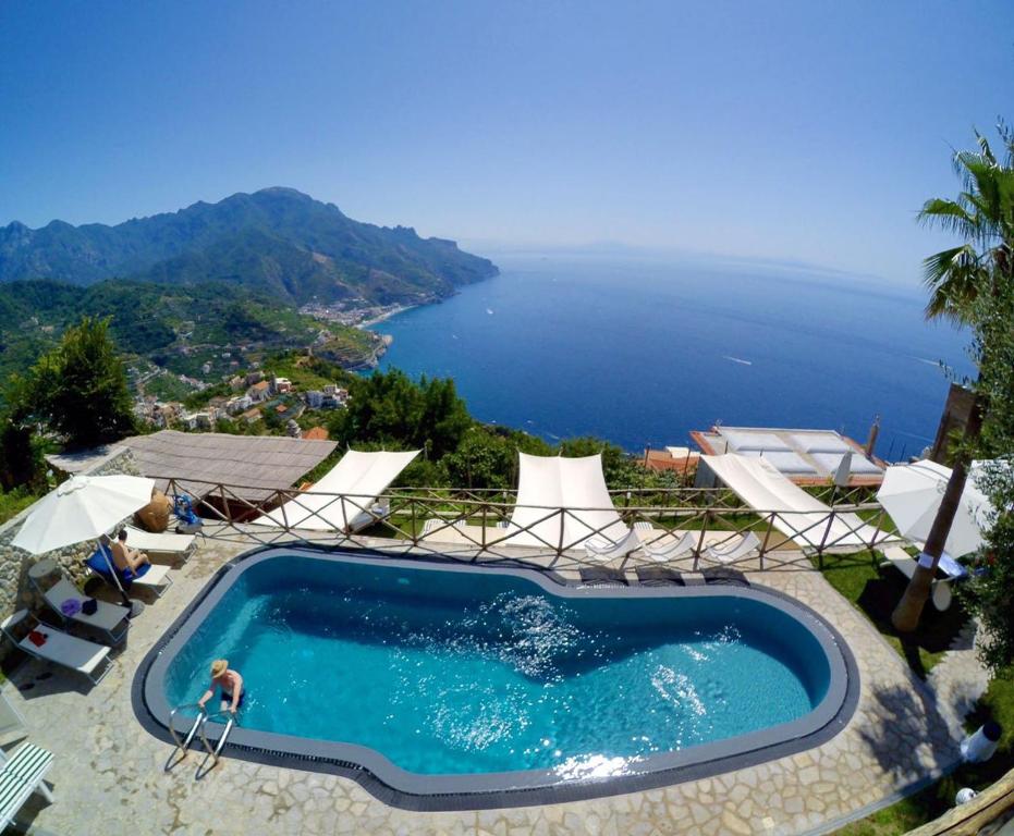 een zwembad met uitzicht op de oceaan bij Garden Hotel in Ravello