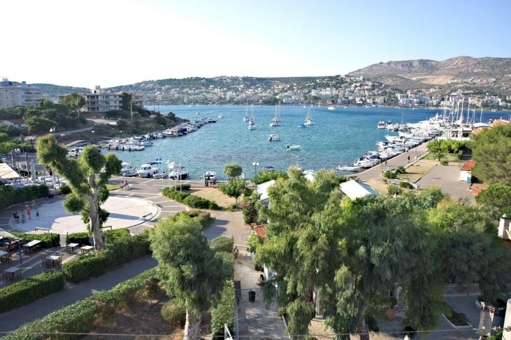 - une vue sur un port avec des bateaux dans l'eau dans l'établissement Nikolaki Rooms, à Pórto Ráfti