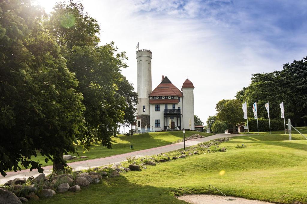 Romantik Hotel Schloss Ranzow外面的花园