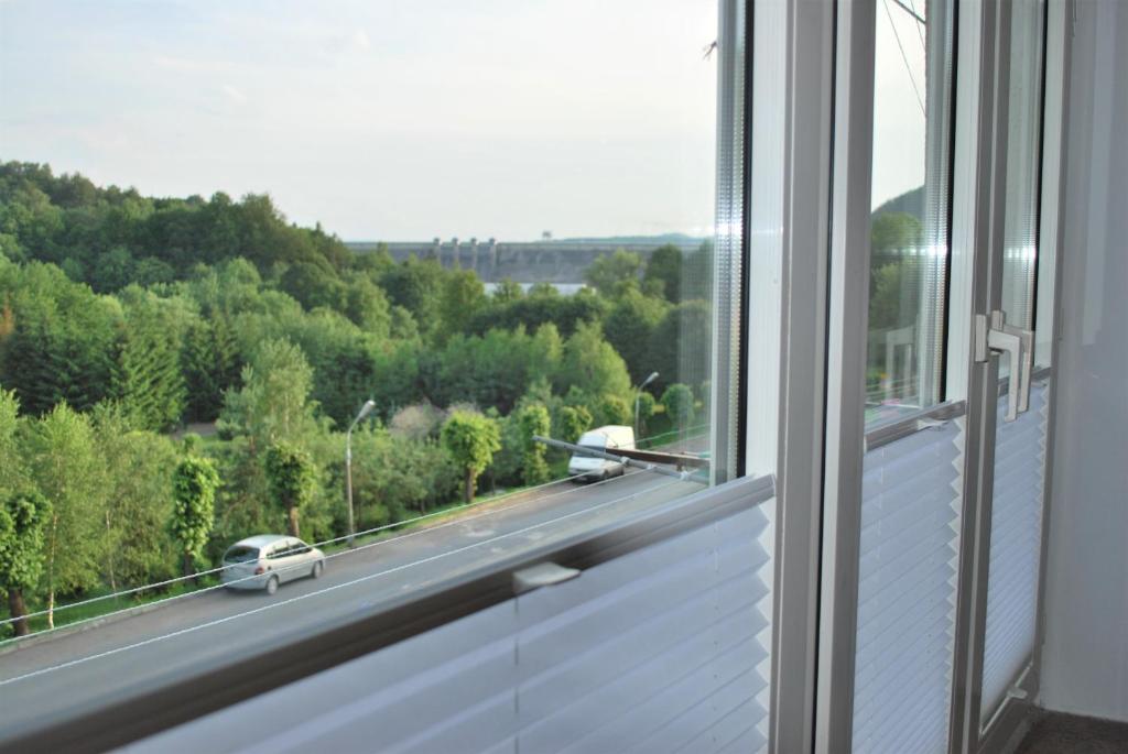 uma janela com vista para uma estrada em Mieszkanie Solina em Solina