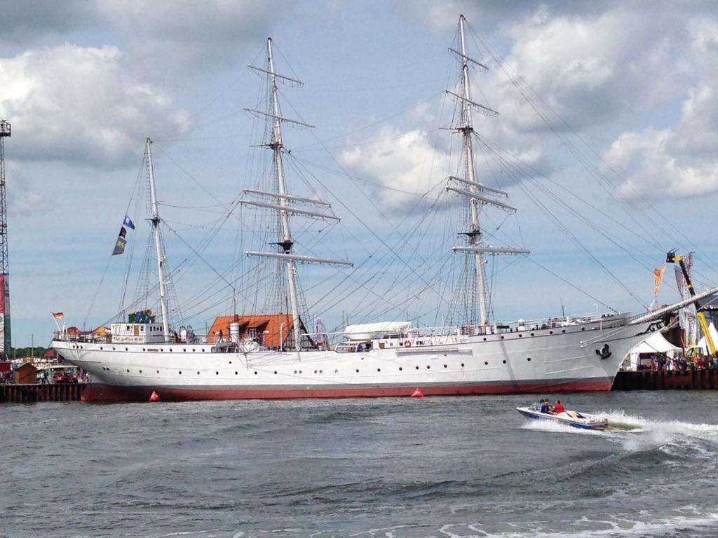 un barco grande atracado junto a un barco pequeño en Urlaub unter Reet, en Bergen auf Rügen