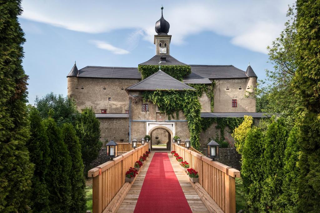 Un jardín fuera de Hotel Schloss Gabelhofen