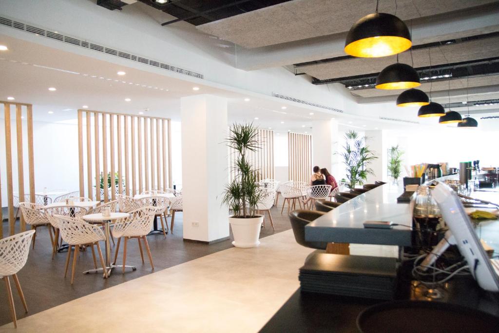 Um restaurante ou outro lugar para comer em Planet Hotels ONE