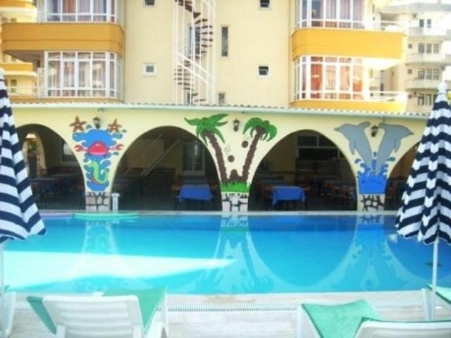 Best Alanya Hotel في ألانيا: مسبح امام مبنى