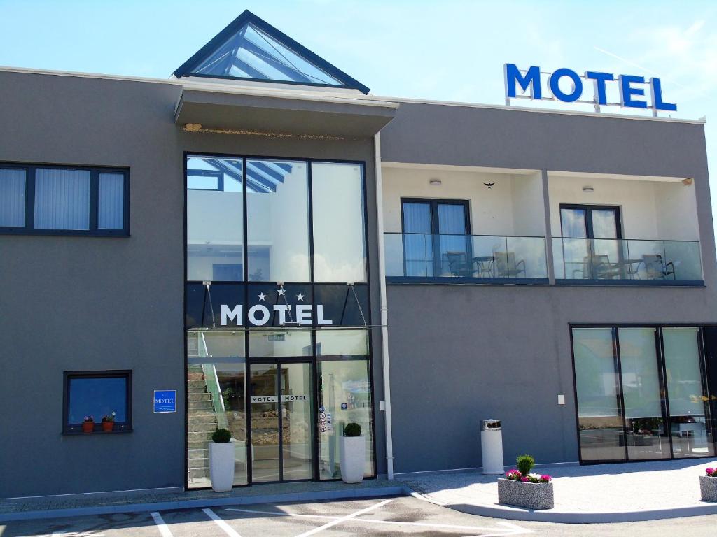 El edificio en el que está El motel