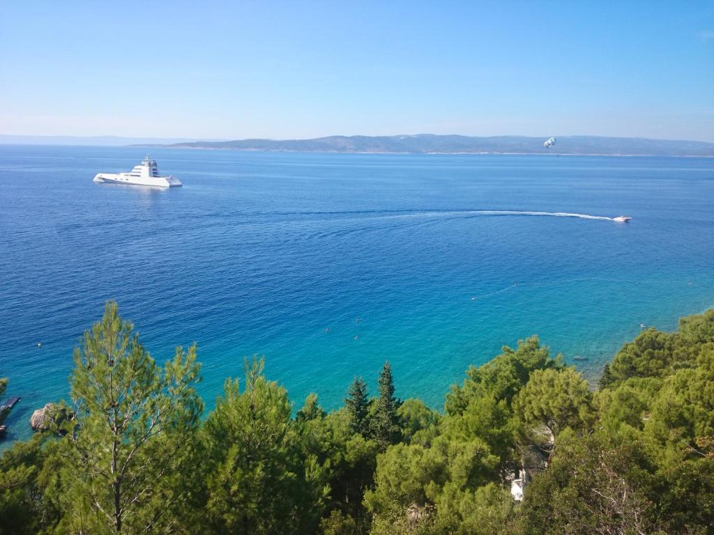 um barco no meio de um grande corpo de água em Apartman Studio Ujević em Baška Voda