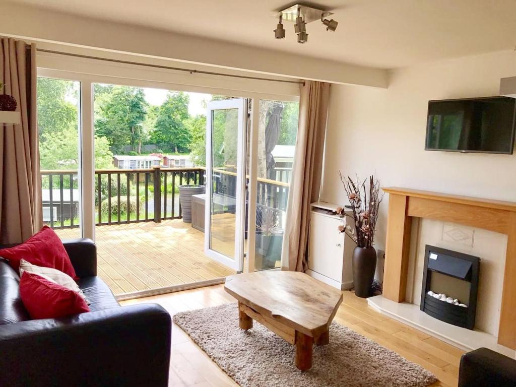 ein Wohnzimmer mit einem Sofa und einem Couchtisch in der Unterkunft North Wales Lake View 2 Bedroom in Caernarfon